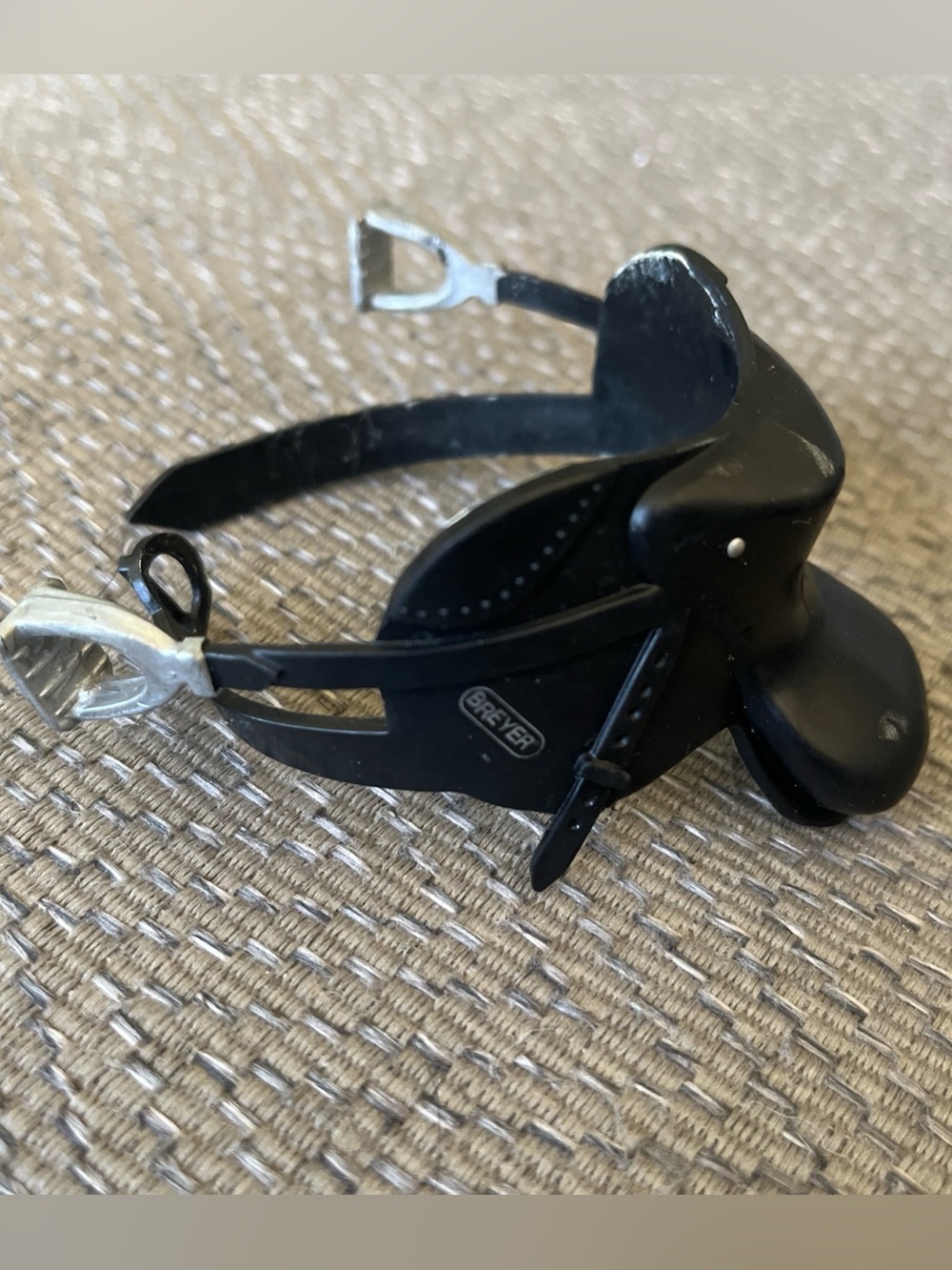 Breyer Reeves Horse Saddle - Black (1: 9 Scale) Silver Stirrups